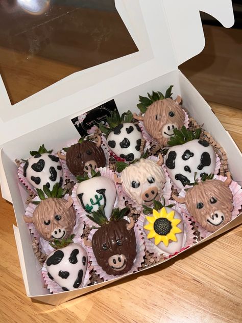 Cow Chocolate Covered Strawberries, Cow Birthday Cake, Cow Baby Shower Theme, Cowboy Food, I Love Cows, Cow Cupcakes, Sweet Treats Party, Chocolate Covered Strawberry Recipe, Chocolate Covered Strawberries Bouquet