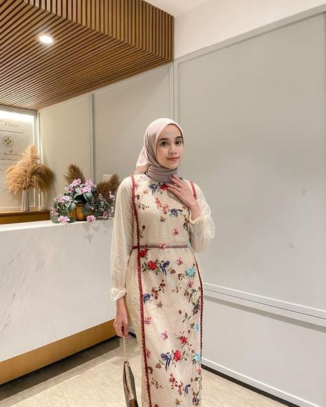 Vina Maulina on Instagram: "In anandiya series @rayapari_indonesia 🌹" Dress Hari Raya, Tile Outer, Dress Payet, Hijab Kondangan, Kebaya Modern Dress, Kebaya Dress, Muslim Fashion Hijab Outfits, Hijab Ootd, Ootd Dress