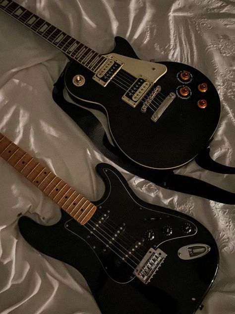 Electric guitars. Gibson. Les Paul. Two Black Cats, Epiphone Guitars, Favorite Animal, Gibson Les Paul, Electric Guitars, Les Paul, Animal Memes, Gibson, Electric Guitar