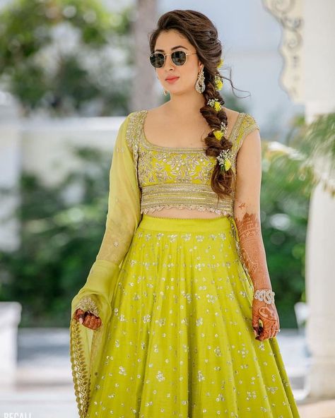 25  Hassle-free Hairstyles for Every Summer Bride Mehendi Looks For Bride, Lehenga Hairstyles, Bridal Hairdo, Black Lehenga, Summer Bride, Green Lehenga, Indian Bridal Wear, Haldi Ceremony, Amazing Weddings