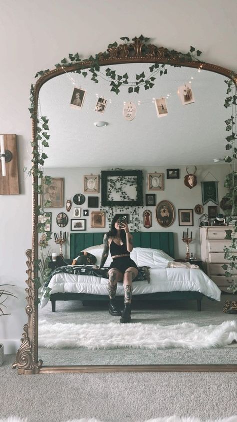 Claire Estabrook, Gothic Decor Bedroom, Dark Home Decor, Dark Home, Apartment Decor Inspiration, Decoration Inspiration, Eclectic Home, Dream Rooms, Dream House Decor