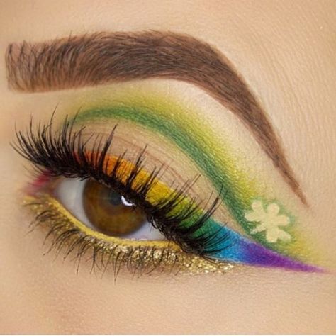 Day Eyeshadow Looks, St Patricks Day Makeup, Saint Patricks Day Makeup, Green Eyes Pop, Nails March, Day Eye Makeup, Gold Eyeliner, March Nails, Day Makeup Looks