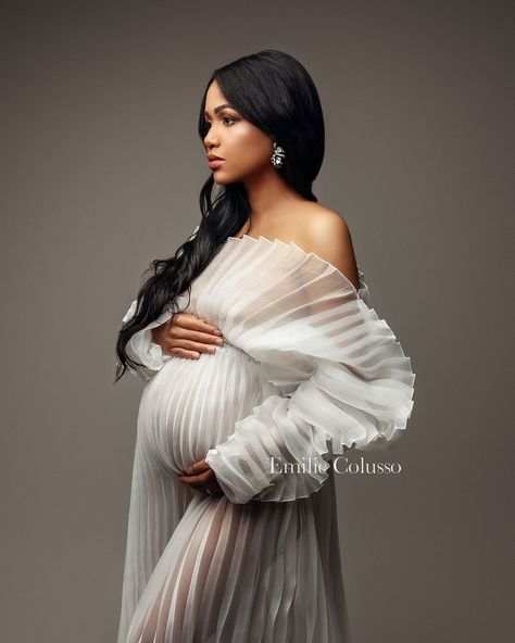 The magnificent curves of the pleat add a new spirit to your photo shoots. Soft-flowing pleats in mothers’ bodies help you offer a visual feast Photo by @emiliecolusso_photographe 🫶🏼 #maternityphotography #maternitypromaster #maternityphotographysydney #maternityshoot #maternityfashion #pregnancyfashion #pregnancyphotoshoot Goddess Maternity Shoot Black Women, Diy Maternity Dress, Vogue Maternity, Maternity Shoot Black Women, Pregnancy Shoots, Maternity Photoshoot Outfits, Pregnant Lady, Maternity Photo Shoot, Maternity Inspiration