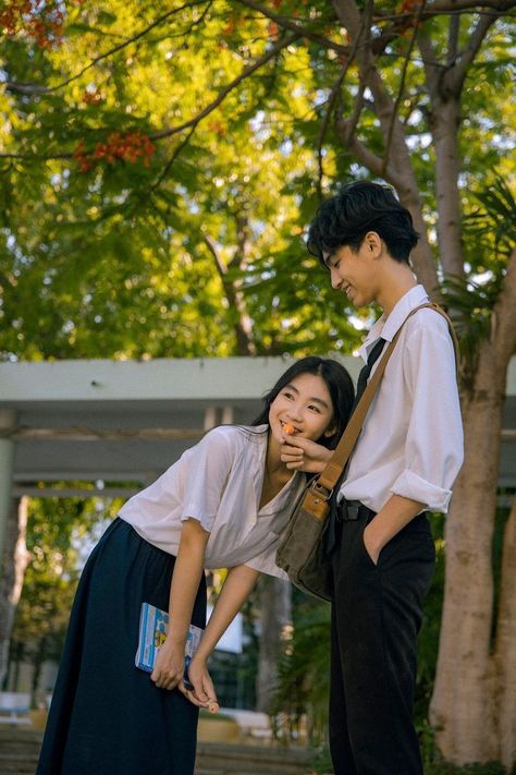 School Prewedding, Couple Sweet, Japanese Couple, Couple Sketch, Love Couple Images, School Friends, Couple Poses Reference, Couple Dp, College Friends