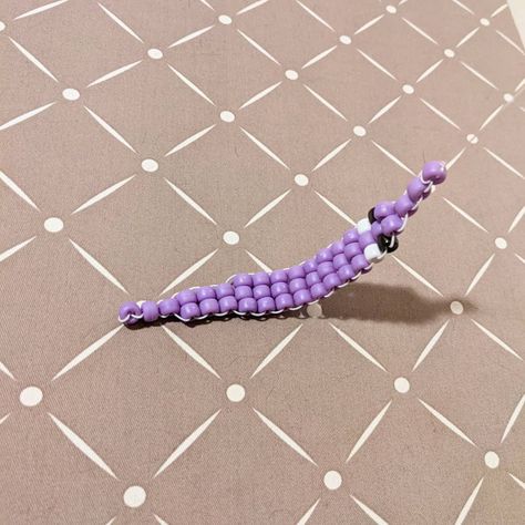 Diy Worm On A String, Kandi Worm On A String Tutorial, Crochet Worm On A String, Kandi Worm, Worm On A String Crafts, Pokemon Kandi, Worm On A String, Beaded Keychains Patterns, Pony Bead Animals