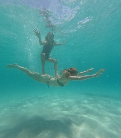 Underwater Pictures With Friends, Cute Underwater Pictures, Underwater Pics Aesthetic, In The Water Pictures, Underwater Pool Pictures, Pool Photo Shoot Ideas, Swimming Photo Ideas, In Water Poses, Pool Pics With Friends