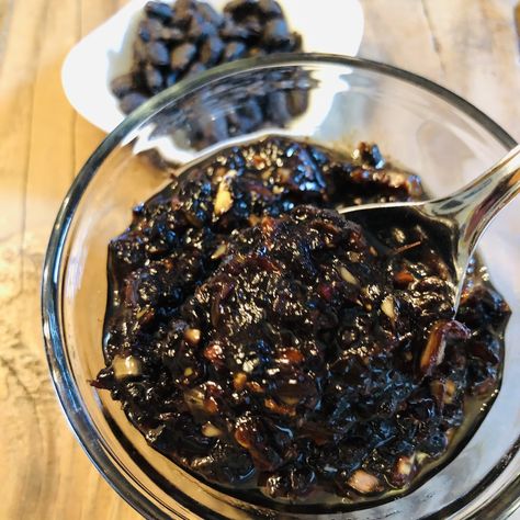 Make Your Own Delicious Chinese Black Bean Sauce! Black Bean Sauce Recipe, Garlic Sauce Recipe, Chili Sauce Recipe, Black Bean Recipes, Bean Sauce, Black Bean Chili, Black Bean Sauce, Poached Chicken, Chinese Dishes