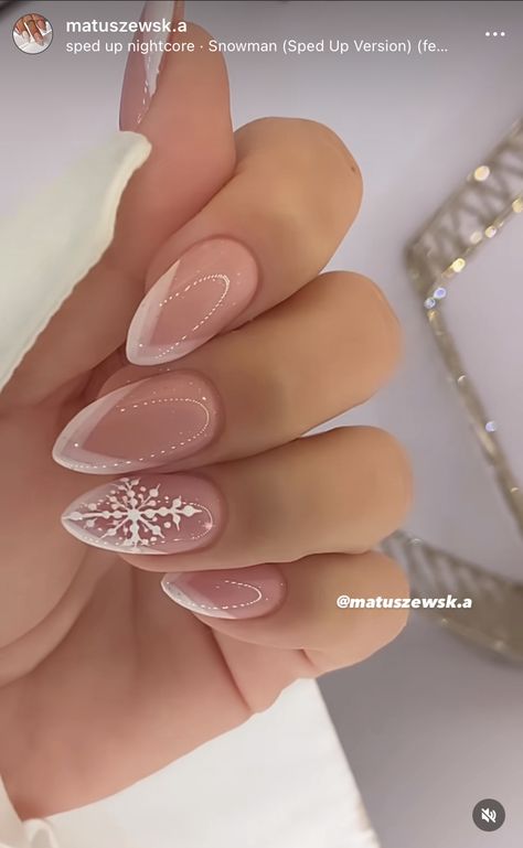 Gel Nail Christmas Designs Holidays, Winter Christmas Nails Simple Short, Crismas Nails Art, Crismas Nails, December Nails, Christmas Nails Easy, Christmas Gel Nails, Classy Acrylic Nails, Almond Acrylic Nails