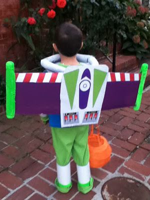 Upcycle Us: Buzz lightyear costume for halloween made of UPS and Fedex envelopes Buzz Lightyear Halloween Costume, Disfraz Toy Story, Lightyear Costume, Best Diy Halloween Costumes, Punny Halloween Costumes, Easy College Halloween Costumes, Buzz Lightyear Costume, Popular Halloween Costumes, Diy Halloween Costumes For Kids