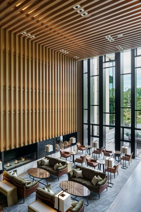 ©Seth Powers. Archdaily -  Brasserie Restaurant at Four Seasons Hotel Kyoto, designed by Kokaistudios Lobby Architecture, Boutique Hotel Lobby, Lobby Designs, Modern Lobby, Interior Hotel, Hotel Lobby Design, Lobby Interior Design, Restaurant Seating, Hotel Lounge