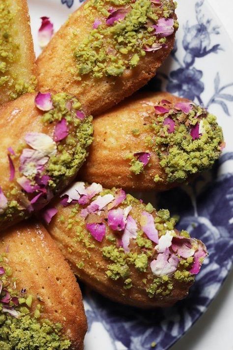 Persian Love Cookies, Madeleine Decoration, Persian Cake, Persian Cookies, Persian Aesthetic, Lamingtons Recipe, Aesthetic Sweets, Fennel Gratin, Persian Sweets