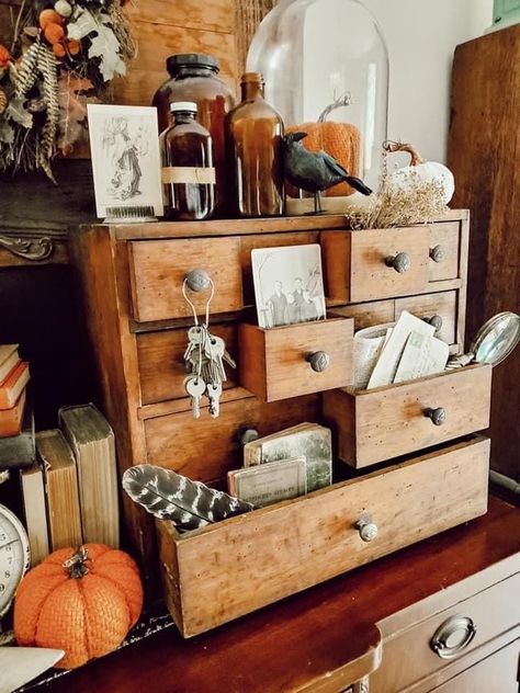 Fall Antique Booth Displays, Fall Booth Displays Vintage, Painted Pumpkins Cute, Backgrounds Thanksgiving, Vintage Booth Display Ideas, Vintage Craft Room, Vintage Booth Display, Vintage Store Displays, Trunk Or Treat Ideas