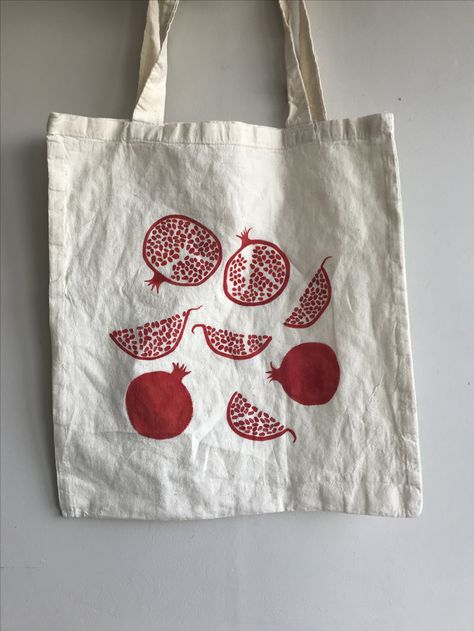 Stamped Canvas Bags, Easy Bag Painting Ideas, Totebag Prints Ideas, Painted Toat Bag, Painted Bags Ideas Aesthetic, Painted Totes Ideas, Tote Bag Design Ideas Paint Easy, Tote Bag Craft Ideas, Painted Canvas Bags Ideas