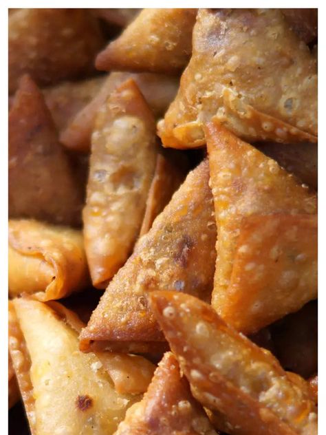 Chicken Samosa Recipes, Samosa Recipes, Chicken Samosa, Samosa Recipe, Chicken Masala, Indian Street Food, Hot Oil, Coriander Leaves, Samosa