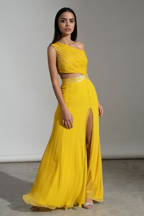 Buy Yellow Shell 100% Viscose Georgette Asymmetric Hand Beaded Gown For Women by AMRTA by GUNEET KONDAL Online at Aza Fashions. One Shoulder Haldi Outfit, Outfits To Attend A Graduation, Indo Western Haldi Outfit, Dj Night Outfits, Haldi Looks, Haldi Outfit Ideas, Outfit From Scratch, Indian Outfits Modern, Haldi Ceremony Outfit