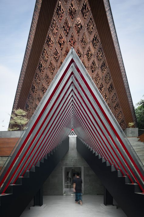 The main characteristics of this mosque are outlined in the design of its dominant ‘nusantara’ elements (a distinctive character of Indonesian architecture). Without highlighting the dome or box geometry like the majority of mosques today, this mosque design comes in a composition that is very familiar with Indonesian archipelago architecture, the towering roof design. In addition, the facade elements with Islamic ornaments further strengthen the character of the modern mosque design, an ornamen Nusantara Architecture, Neo Vernacular Architecture, Archipelago Architecture, Modern Mosque Design, Mosque Facade, Indonesian Architecture, Facade Elements, Modern Mosque, Factory Facade