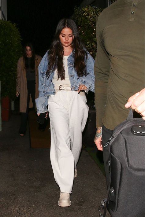 Selena Gomez Outfits Casual, Selena Gomez Street Style, Selena Gomez Outfits, Celebrity Casual Outfits, Selena Gomez Photos, Selena Gomez Style, Famous Outfits, Marie Gomez, Causual Outfits