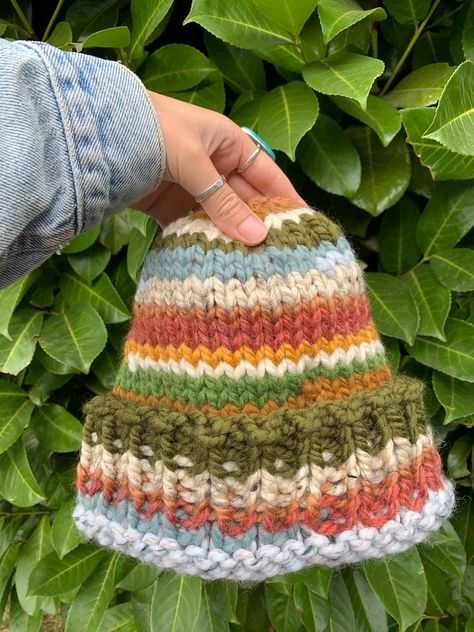 Scrappy Crochet Beanie, Colourful Knit Hat, Scrap Yarn Hat Knit, Winter Beanie Crochet, Crochet Beanie 2 Colors, Easy Winter Crochet Ideas, Starter Knitting Projects, Beanie Crochet Ideas, Scrap Yarn Crochet Beanie