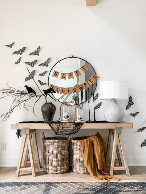 Halloween Entry Table, Halloween Mirror, Halloween Entryway, Modern Halloween Decor, Halloween Chic, Table Halloween, Halloween Decor Diy, Entry Table Decor, Casa Halloween