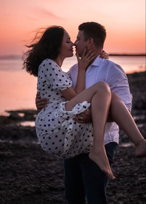 Photoshoot at the beach, with a beautiful couple and an amazing sunset. Sunrise Couple, Worship Images, Photoshoot At The Beach, Hug Pose, Photoshoot Couple, Couple Sitting, Couple Ideas, Couples Hugging, Beach Sunrise