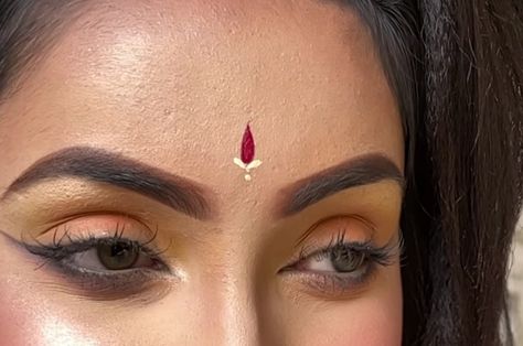 Bindi Designs, 90s Bollywood Fashion, Radha Beauty, Bride Entry, Eyebrow Design, Fancy Sarees Party Wear, 90s Bollywood, Indian Look, Cute Images With Quotes