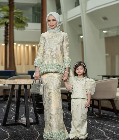 Rizalman Baju Kurung, Kurung Nikah, Raya Outfit, Eid Fashion, Ways To Tie Scarves, Kids Party Wear Dresses, Mother Daughter Fashion, Chic Clothing Style, Baju Kurung Moden