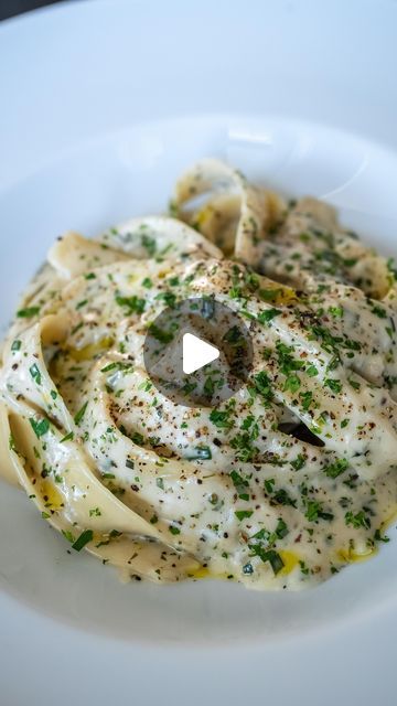 Pasta Serving Ideas, White Sauce Pasta Recipes, Dinner Ideas Spring, Alfredo Pasta Recipes, Gourmet Pasta, Combination Of Colors, Pasta Recipes Alfredo, Pasta Alfredo, Fettuccine Alfredo Recipes