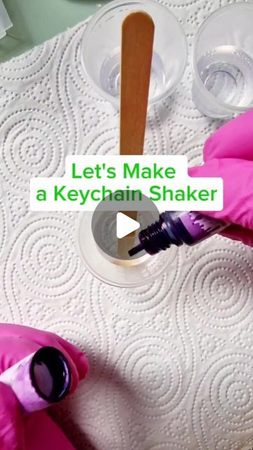 How To Make Resin Shaker Keychain, Cute Resin Keychain Ideas, Beginner Resin Crafts, Shaker Keychain Ideas, Beadable Products Diy, Epoxy Resin Keychain Ideas, Keychain Resin Ideas, Resin Keychain Tutorial, Resin Keychain Ideas