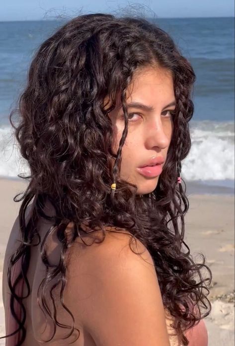 Long Curly Beach Hair, 3a Curly Hairstyles, Italian Hairstyles Woman, Italian Curly Hair, Curly Beach Hair, Curly Hair Beach, Healthy Curly Hair, 3a Hair, Italian Hair