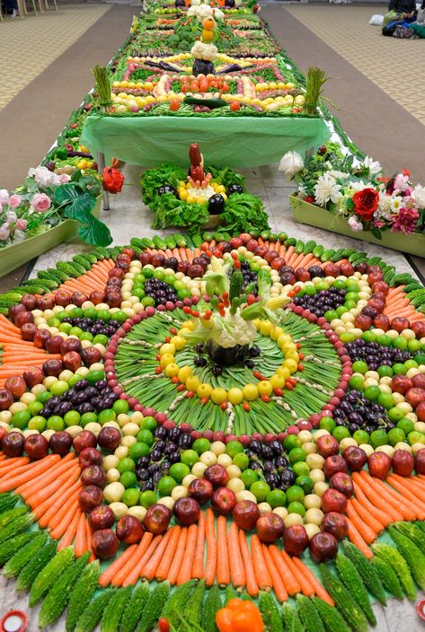 Vegetable Rangoli, Fruit Tables, Veggie Display, Fruit Buffet, Appetizer Buffet, Vegetable Decoration, Fruit Platter Designs, Diy Floral Decor, Decorações Com Comidas