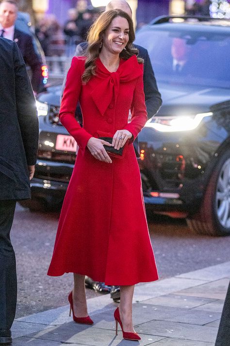 kate middleton red dress catherine walker Cute Layered Outfits, Kate Middleton Latest, Kate Middleton Hats, Layered Outfits, Carole Middleton, Principe William, Catherine Walker, Kate Middleton Outfits, British Family