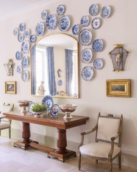 The Prettiest House Ever? Plates On The Wall, Blue And White Plates, Blue White Decor, Plate Wall Decor, Bedroom Decorating Ideas, Plate Decor, Hello Lovely, White Plates, Bedroom Decorating