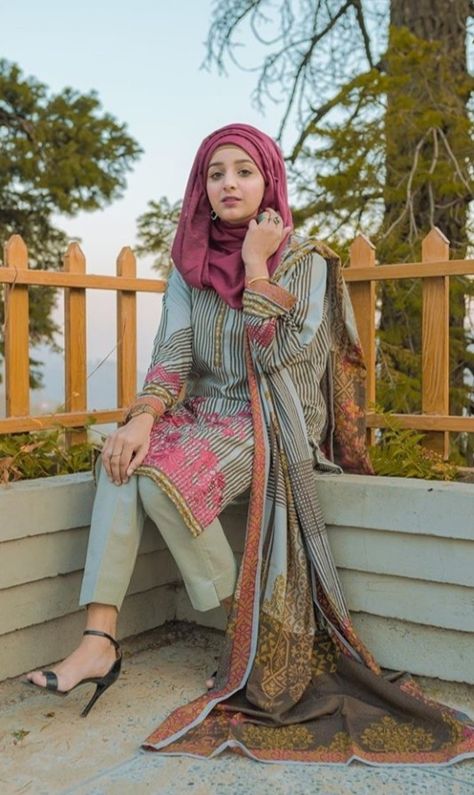 Khalid Outfits, Pose Female, Hijabi Dresses, Scarf Outfits, Face Video, Hijab Ideas, Modest Dressing, Scarf Designs, Afghani Clothes