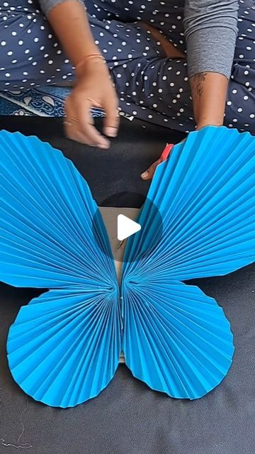 Paper Crafts Diy Butterfly, Diy Butterflies Decorations, Diy Giant Butterfly Decorations, Diy Paper Butterfly Wall Art, Make A Butterfly Craft, Giant Butterfly Diy, Butterfly Diy Decorations, Butterfly Project Ideas, Butterfly Parties