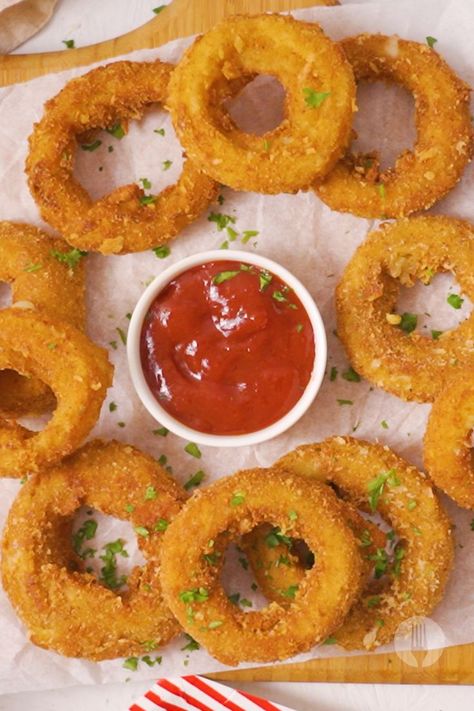 Ever wondered how to make onion rings at home? This recipe will help you make the easiest, cheese-stuffed onion rings, fuss-free! These cheesy snacks are ideal for game day eats, impressive entertaining, and hearty dinners. Cheesy Onion Rings, Stuffed Onion Rings, Union Rings, Cheesy Snacks, African Dessert, Cheesy Snack, Bbq Side Dishes, Bbq Sauce Homemade, South African Recipes