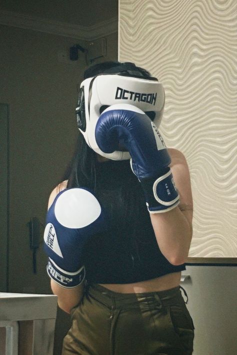 Women Boxers Boxing, Boxer Aesthetic Girl, Boxe Aesthetic Girl, Girl Boxers Aesthetic, Muay Thai Women Aesthetic, Boxer Girl Aesthetic, Boxing Girl Aesthetic, Women Boxing Aesthetic, Kickboxing Girl