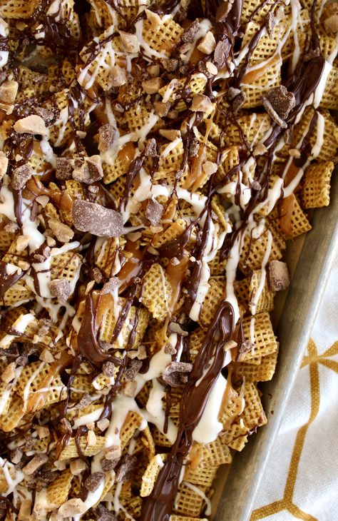 Caramel Toffee Chex Mix Toffee Chex Mix Recipes Easy, Toffee Chex Mix Recipes, Carmel Chex Mix Recipe, Chex Cereal Treats, Chocolate Chex Mix Recipes, Caramel Chex Mix, Cereal Treat Bars, Caramel Chex, Chex Mix Recipes Sweet