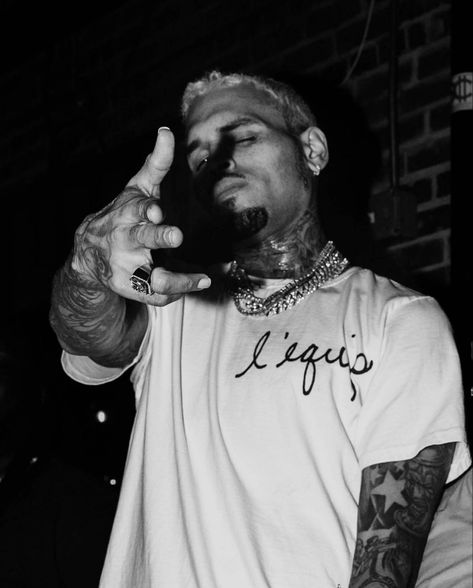 Chris Brown Spotify Cover, Chris Brown Black And White, Chris Brown Lockscreen, Chris Brown Wallpaper Aesthetic, Chris Brown Aesthetic, Brown Photoshoot, Chris Brown Art, Chris Brown Photoshoot, Chris Brown Wallpaper