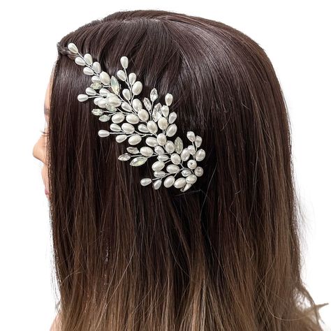 Handcrafted pearl hairpiece, the ideal accessory for both elegant updos and flowing loose hairstyles. ✨💜 #violette_uk #violettestoreuk #weddinghairaccessories #bridetobeinspiration