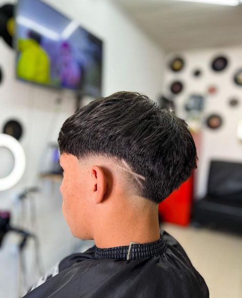 Low Drop Fade With Design, Drop Fade Design, Mid Burst Fade, Taper Fade Alto, Mid Fade En V, Low Fade En V, Low Fade Em V, Mens Taper Fade, Boys Haircuts With Designs