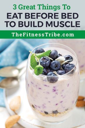 If you are trying to build muscle it is important you eat the right foods before you go to bed. Here are 3 foods to eat for dinner to build muscle. Things To Eat Before Bed, Nighttime Snacks, Muscle Building Smoothies, Food For Muscle Growth, Eating To Gain Muscle, Muscle Building Meal Plan, Snacks Before Bed, Eating Protein, Food To Gain Muscle