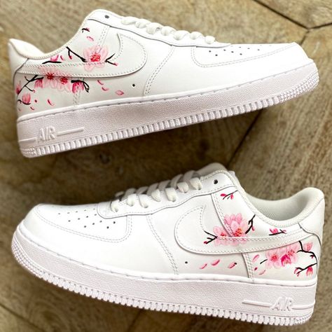 Cherry blossom flowers are hand-painted on an all-white AF1. Painted with water-resistant and non-cracking leather paint. Sizing details Air Force 1's run big, so we recommend that customers choose a half size down from their usual size. Casual Shoes Women Sneakers, Nike Shoes Women Fashion, Nike Fashion Shoes, Painted Sneakers, Unique Sneakers, Preppy Shoes, Custom Air Force 1, Pretty Shoes Sneakers, Cute Sneakers