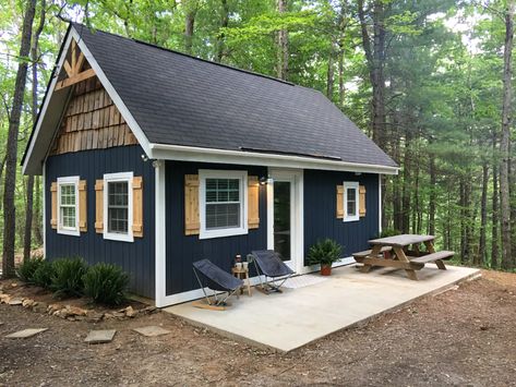 Modern cabin nestled in the Blue Ridge Mountains - Cabins for Rent in Big Island, Virginia, United States Rustic Cottage Exterior, Rustic Cabin Exterior, Cozy Homes, Small Log Cabin, Cabin Exterior, Go Glamping, Cottage Exterior, Brick Exterior House, Lake Cottage