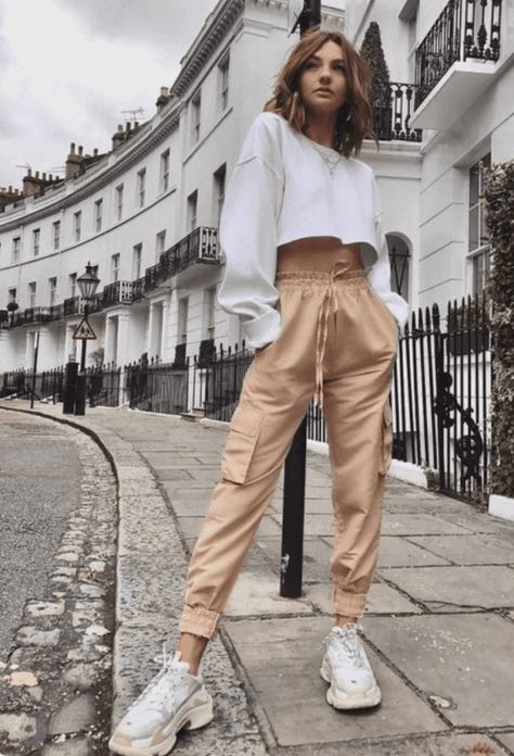 beige cargo pants with white sneakers street style outfit ideas for women British Style Outfits, Cargo Pants Women Outfit, Spring Outfit Women, Celana Jogger Wanita, Pants Outfit Casual, Beige Outfit, Cargo Pants Outfit, Outfit Chic, Casual Styles