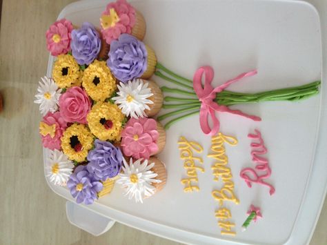 Cupcake 18th Birthday Cupcakes Ideas, Cupcakes 21st Birthday, Cupcake Wars Ideas, Cupcakes Decoration Aesthetic, Mother’s Day Cupcakes, Fun Cupcake Decorating Ideas, Cute Birthday Cupcakes, Wildflower Cupcakes, Cupcake Themes