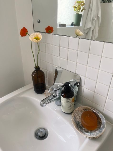 Bathroom Side Table Decor, Student Bathroom Ideas, Danish Apartment Aesthetic, Uni Bathroom Ideas, Dorm Bathroom Aesthetic, Men’s Bathroom, Bathroom Sink Aesthetic, Cozy Bathroom Aesthetic, Small Apartment Bathroom Decor Ideas