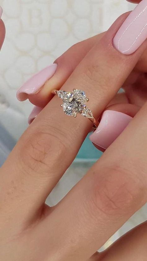 Different Diamond Colors, Simple Beautiful Engagement Rings, Proposal Rings Engagement Simple, Wedding Rings For Small Hands, Round Accent Engagement Ring, Best Engagement Ring For Small Hands, Simple Pretty Engagement Rings, 2023 Wedding Rings, Engagement Ring Ideas Unique