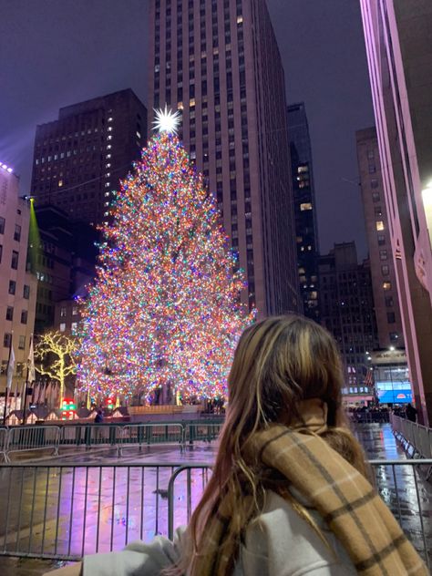 New York Christmas Best Friends, New York Christmas Aesthetic Couple, Nyc Christmas Poses, New York Christmas Shopping, Nyc Christmas Photo Ideas, Nyc Christmas Couple, Nyc Christmas Picture Ideas, Christmas In Nyc Aesthetic, Nyc At Christmas Time