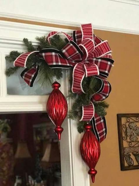 Red And Black Christmas, Natal Country, Christmas Entryway, Christmas Swags, Christmas Mantels, Black Christmas, Noel Christmas, Christmas Floral, Christmas Centerpieces