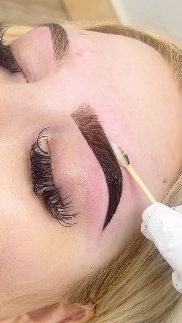 #𝟏 𝐁𝐑𝐎𝐖 𝐓𝐑𝐀𝐈𝐍𝐈𝐍𝐆𝐒 𝐈𝐍 𝐋.𝐀. on Instagram: "WE ARE WHAT WE BELIEVE 👏🏼 Signature Brow Sculpt & Hybrid Tint using @poshbrowspro Angled Brush for these brows! Blonde brows benefit the most from brow tint because not only does it give a beautiful skin stain, it also dyes the hair🙌🏼 Hybrid Tint can last on the skin 1-2 weeks while on the hair it can last up to 8 weeks! 👏🏼 Let’s Transform your brows next 😍🔥 Link in bio to book ! #brows #browlift #browlamination #browwaxing #brow Hybrid Tint Brows, Brow Tint Aesthetic, Eyebrow Tinting Before And After, Eyebrow Wax And Tint, Tinted Eyebrows, Eyebrows Tint, Brow Wax And Tint, Tint Brows, Brow Dye